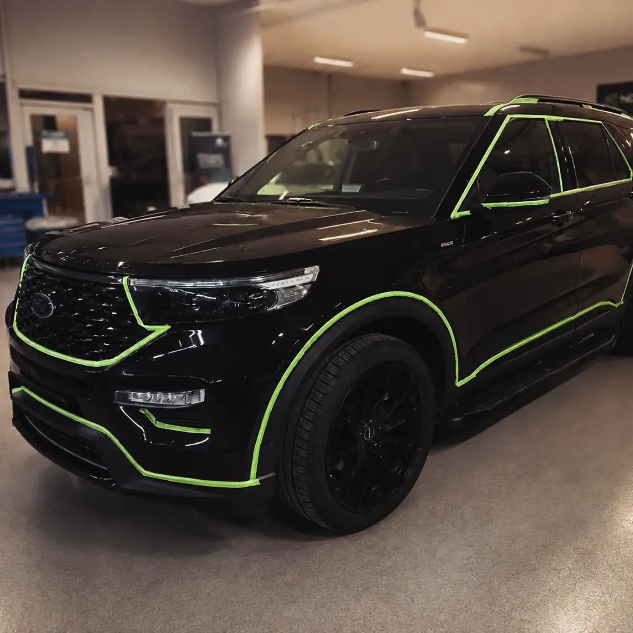 Kanter teipet opp på en svart SUV